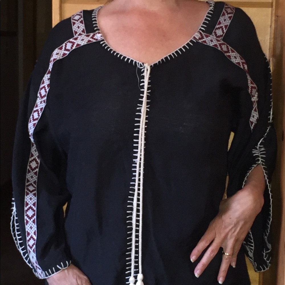 Super cute tunic top, cool details in style now!